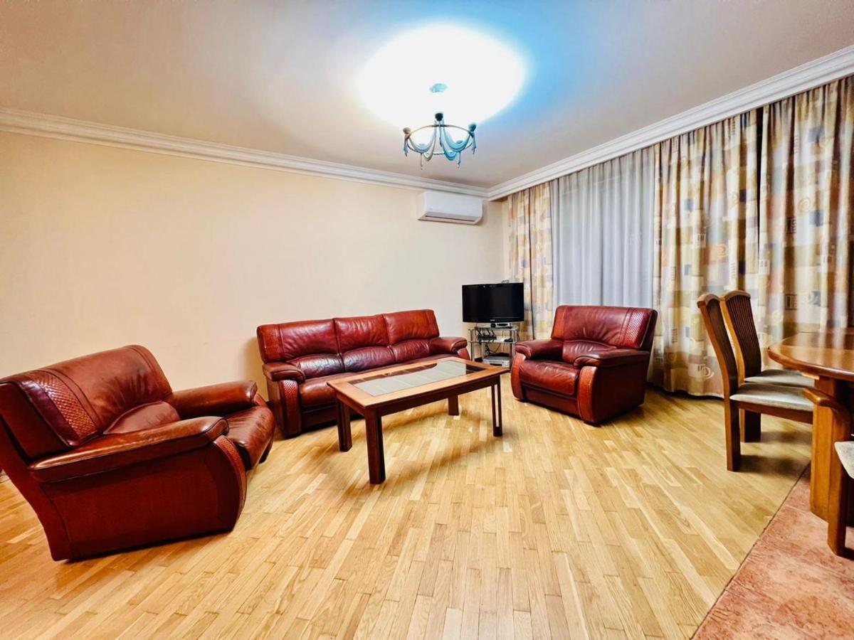 Family Spacious 3 Bedroom Apartment In The Middle Of City Center, Next To North Avenue Erywań Zewnętrze zdjęcie